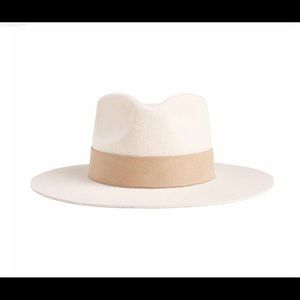 Theresa Foglia x Curateur hat
